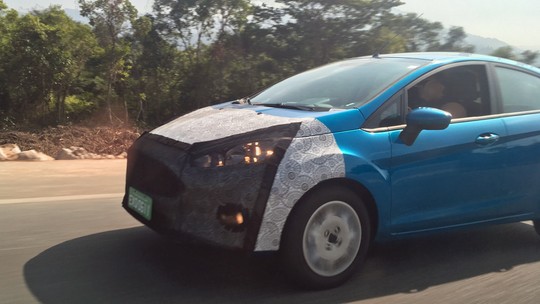 Ford Fiesta reestilizado é flagrado em testes no litoral de SP