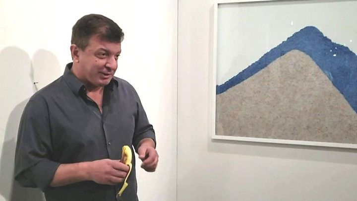 Artista come obra de arte na Art Basel, em Miami (Foto: Instagram/ Reprodução)
