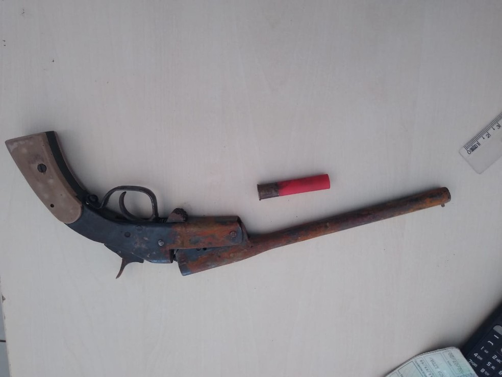 Arma foi apreendida com o suspeito de ter matado um agricultor em Mirante da Serra — Foto: Reprodução/Anoticiagora