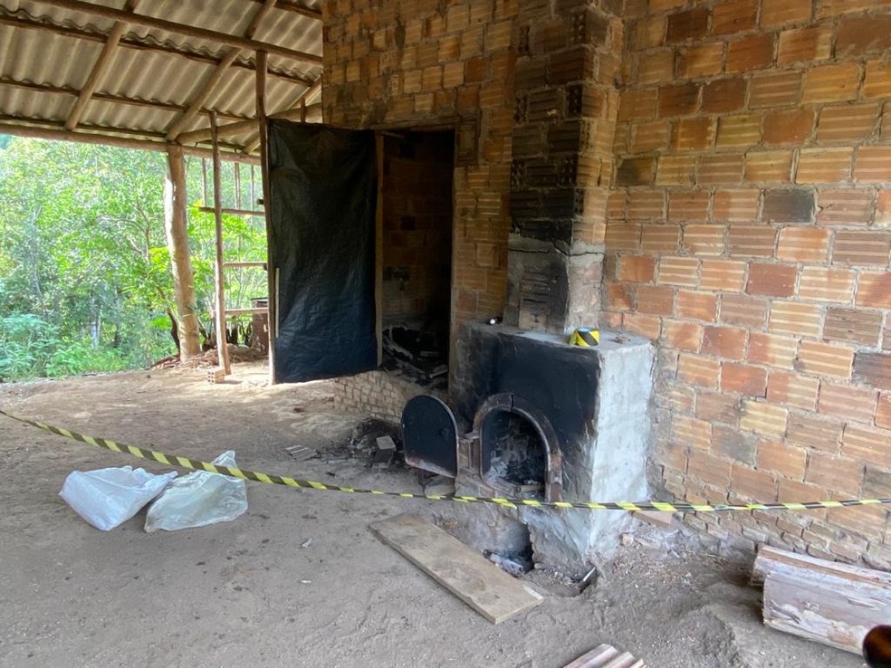 Fornalha que teria sido utilizada na queima do corpo da vítima, em Dom Feliciano — Foto: Polícia Civil/Divulgação
