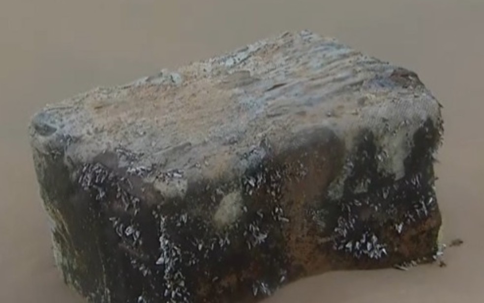 Suposto fardo de borracha é encontrado em praia da Pituba, em Salvador — Foto: Reprodução/TV Bahia