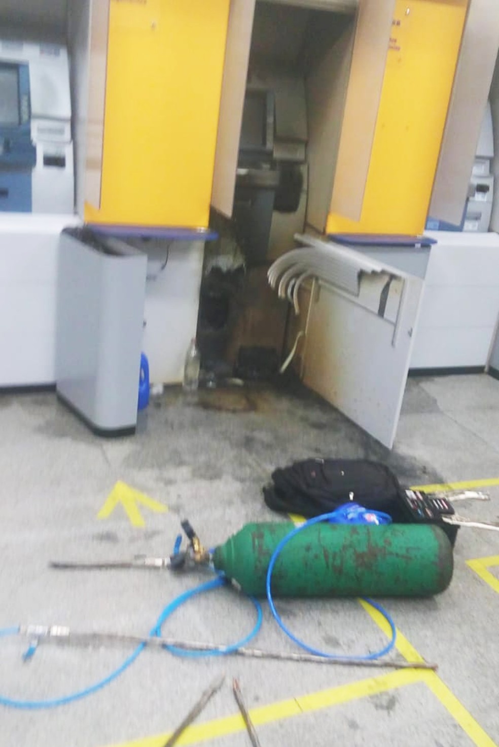 Dentro da agência foram encontrados uma mochila cheia de dinheiro e alguns materiais usados na ação, como um cilindro de gás e o maçarico — Foto: PMRN/Divulgação