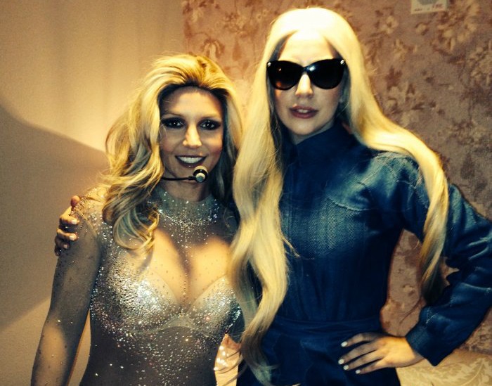 Gaga (à dir.) e Britney Spears após apresentação de 'Britney Jean'. (Foto: LittleMonster.com)