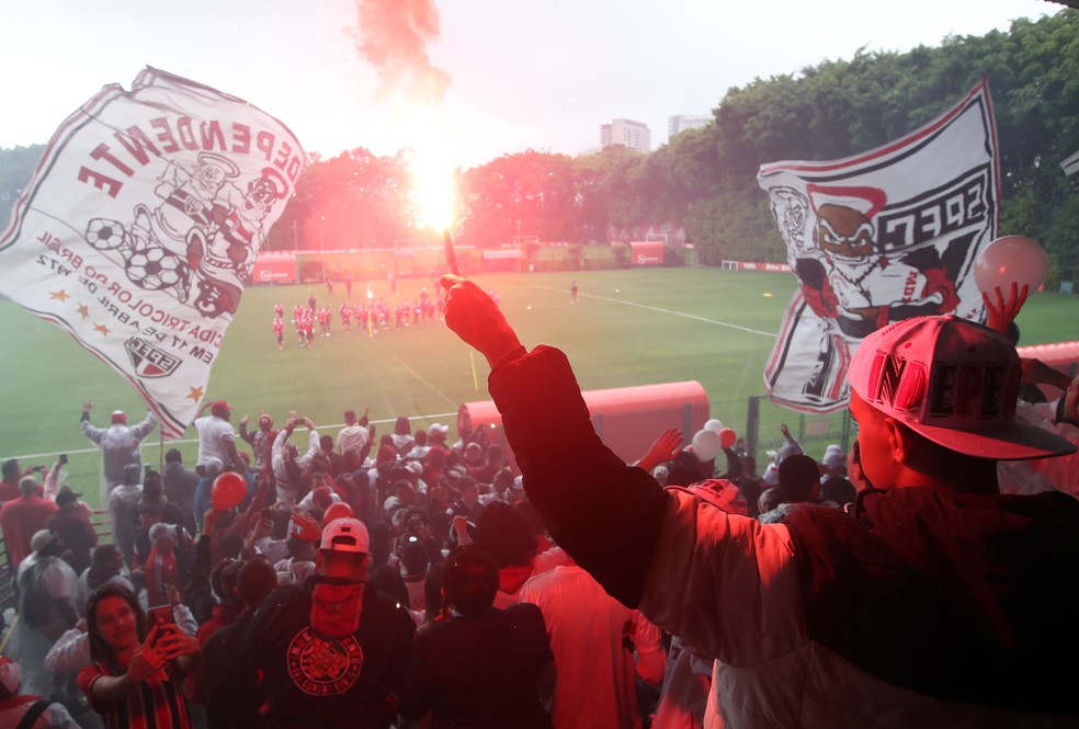 Torcida do São Paulo faz festa no CT da Barra Funda — Foto: Alex Silva