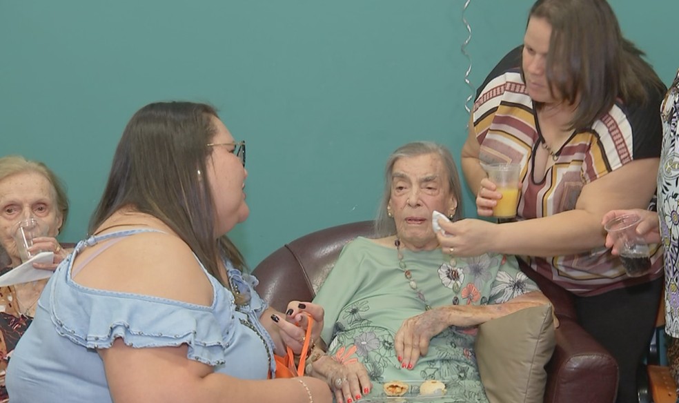 A senhora é assistida por três cuidadoras e uma enfermeira na casa em que mora sozinha em Bauru — Foto: Reprodução/TV TEM