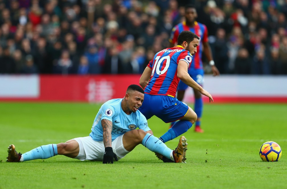 Gabriel Jesus cai de perna aberta e se lesiona sozinho em Crystal Palace x Manchester City (Foto: Clive Rose/Getty Images)