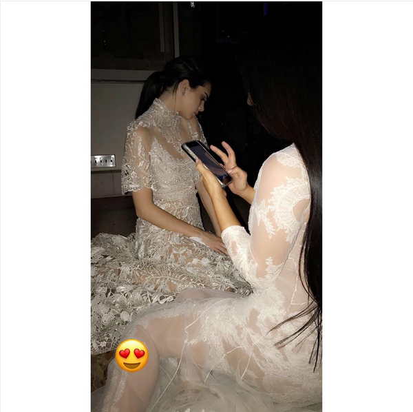 Kim Kardashian e Kendall Jenner nos bastidores de Oito Mulheres e um Segredo (Foto: Snapchat)