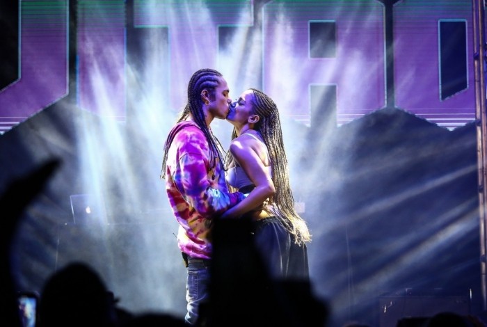 Anitta e Vitão dão novo beijo em show (Foto: Reprodução/Instagram)