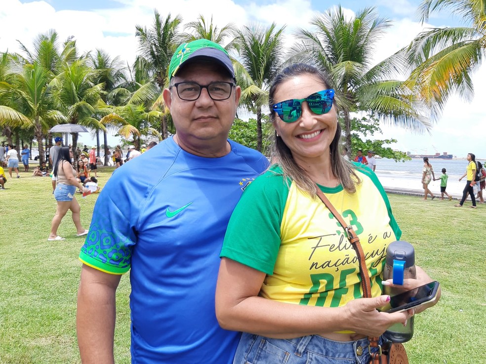Kátia e Roberto Rodrigues acompanharam o desfile de 7 de Setembro em Maceió — Foto: Ana Clara Pontes/g1