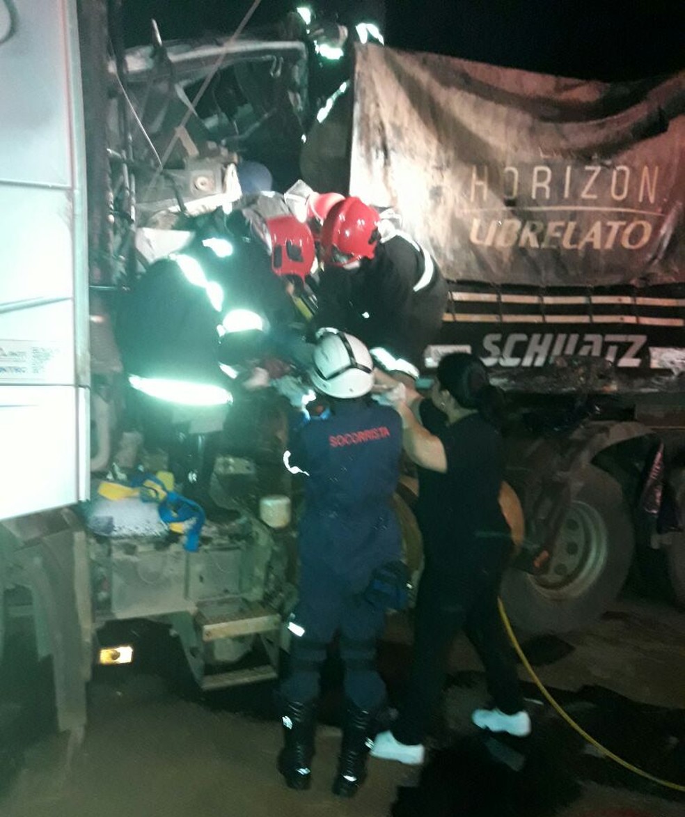Corpo da vítima ficou preso às ferragens após acidente na BR-163, em Sorriso (Foto: Polícia Rodoviária Federal de Sorriso (MT))