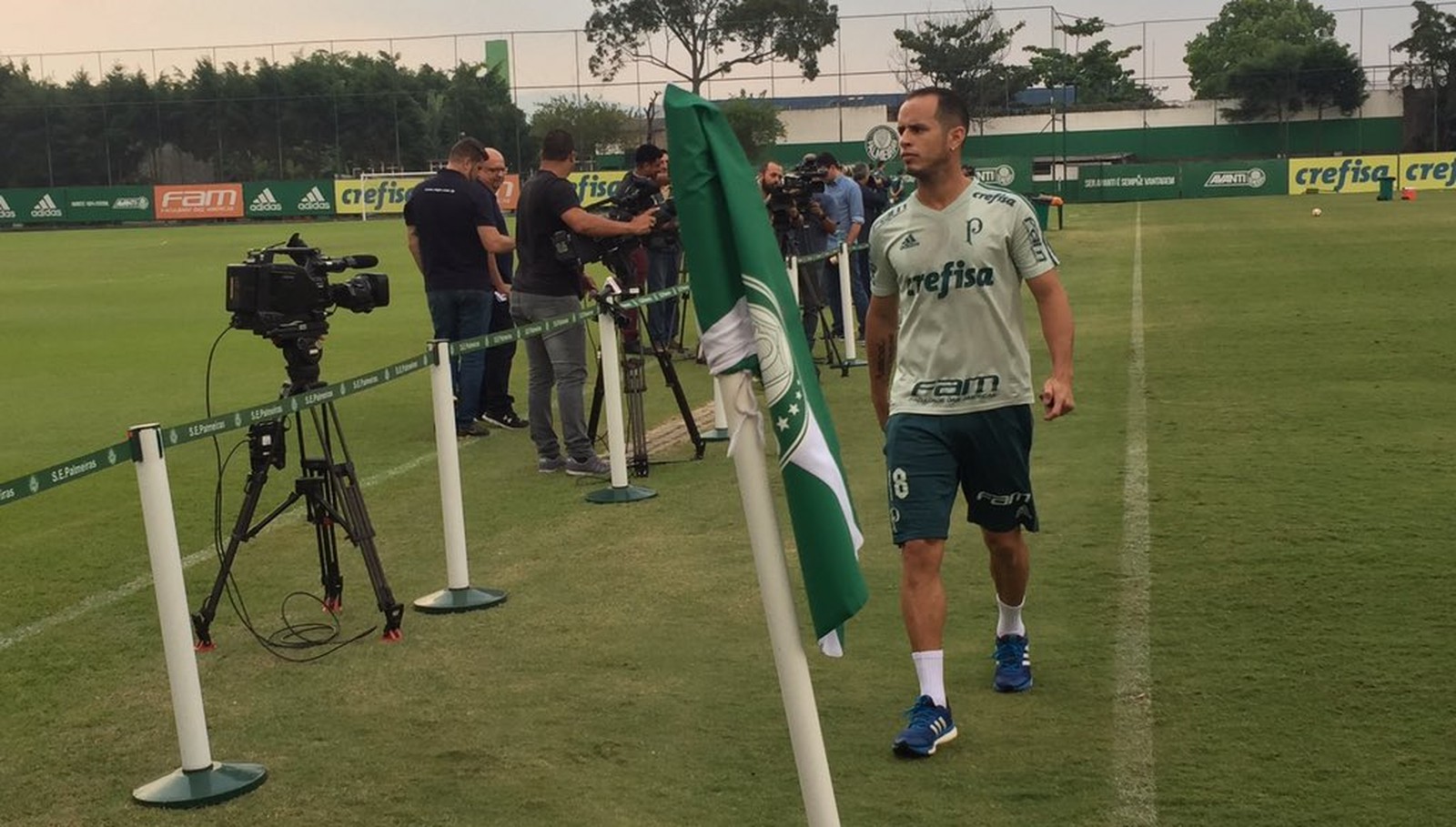 Verdão treina antes de viajar; Guerra corre em campo 