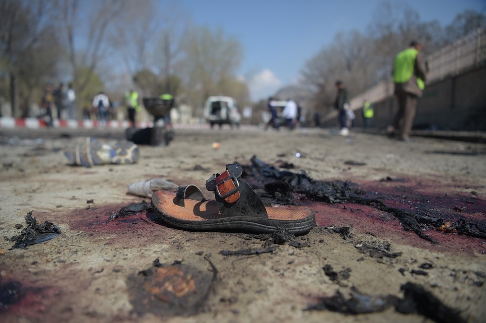 Uma sandália é vista no local de um atentado suicida a bomba em frente à Universidade de Cabul, no Afeganistão, em 2018. Pelo menos 26 pessoas morreram e 18 ficaram feridas, a maioria adolescentes. O Estado Islâmico reivindicou responsabilidade pelo ataque — Foto: Shah Marai/AFP
