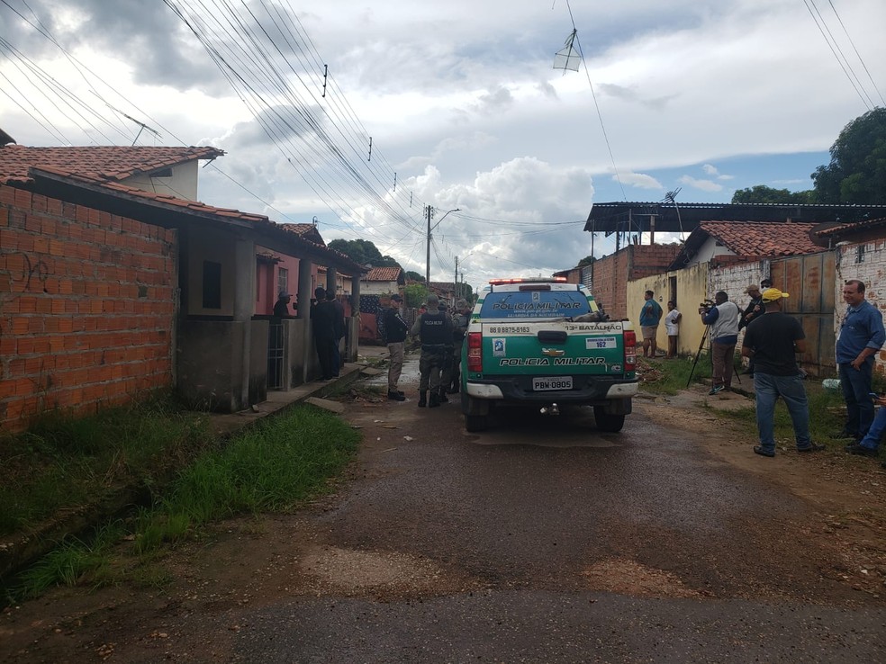 Vítimas estavam na porta de casa quando foram mortas em Teresina — Foto: Luana Fontenelle
