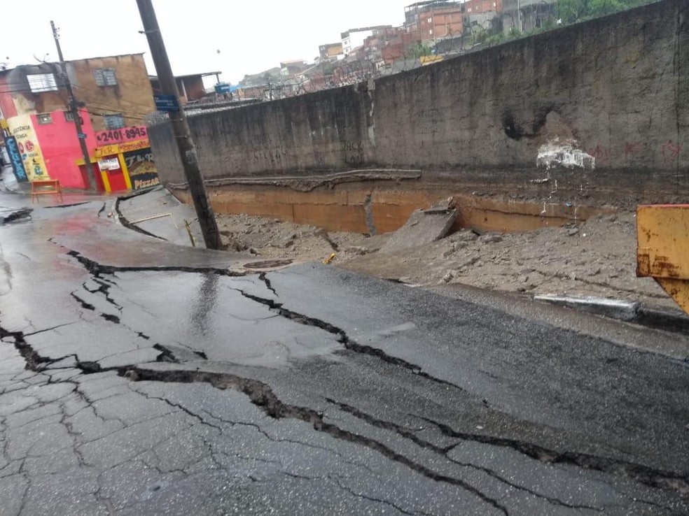 Asfalto cede e afunda rua de Guarulhos após chuva forte — Foto: Aldieres Batista/Arquivo Pessoal
