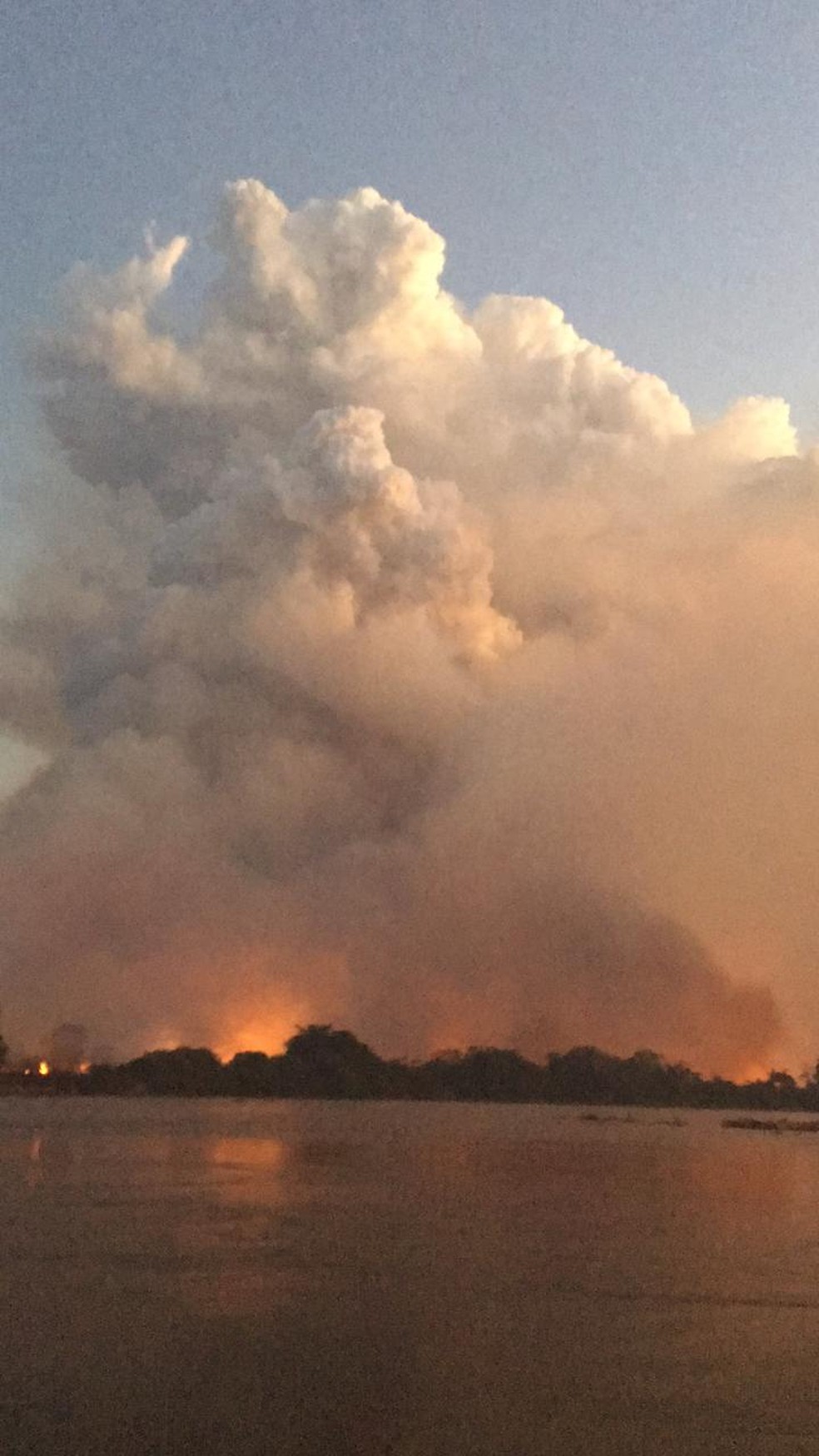 O azul do céu se transforma com as chamas e fumaça do incêndio no Pantanal de MS — Foto: Pesquisadores/redes sociais