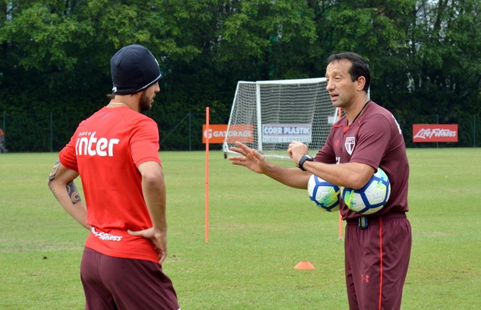 Fernando Piñatares orienta Hudson em treino no CT (Foto: Érico Leonan/saopaulofc.net )