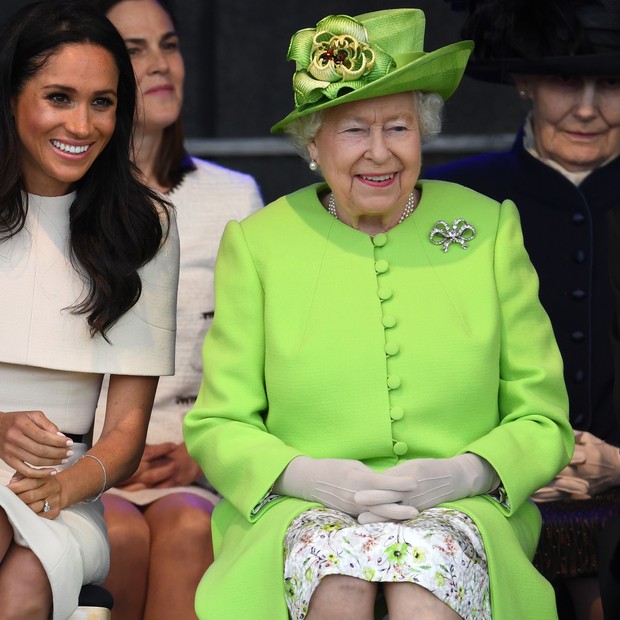 WIDNES, ENGLAND - JUNE 14:  Queen Elizabeth II sits with Meghan, Duchess of Sussex during a ceremony to open the new Mersey Gateway Bridge on June 14, 2018 in the town of Widnes in Halton, Cheshire, England. Meghan Markle married Prince Harry last month t (Foto: Getty Images)