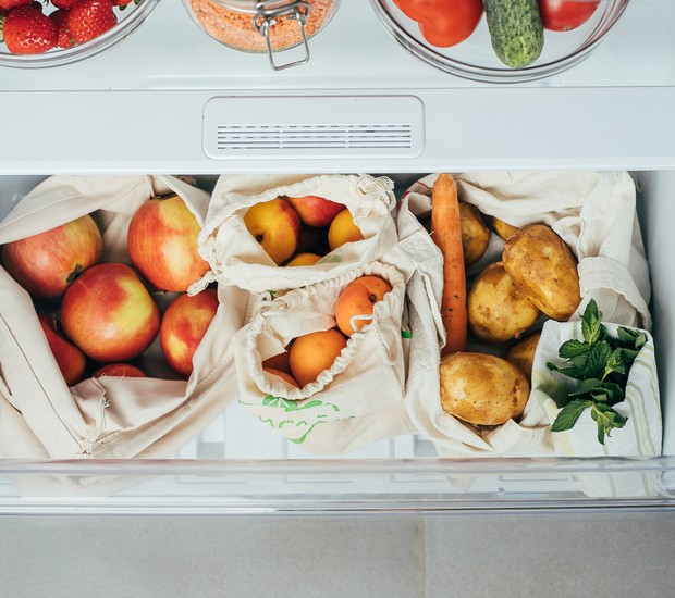 Reserve as gavetas da geladeira para armazenar verduras, frutas e legumes. Não esqueça de higienizá-los antes de guardar! (Foto: Getty Images)