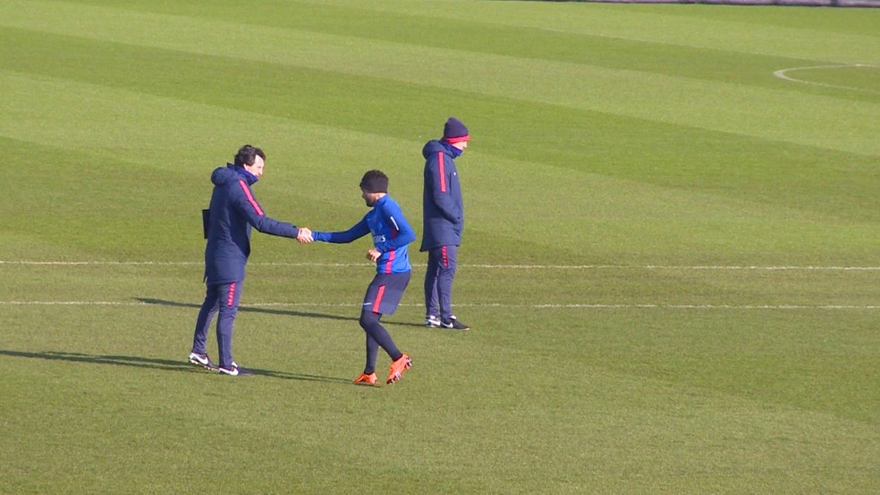 Unai Emery e Daniel Alves na atividade desta sexta-feira (Foto: Colin Vieira)