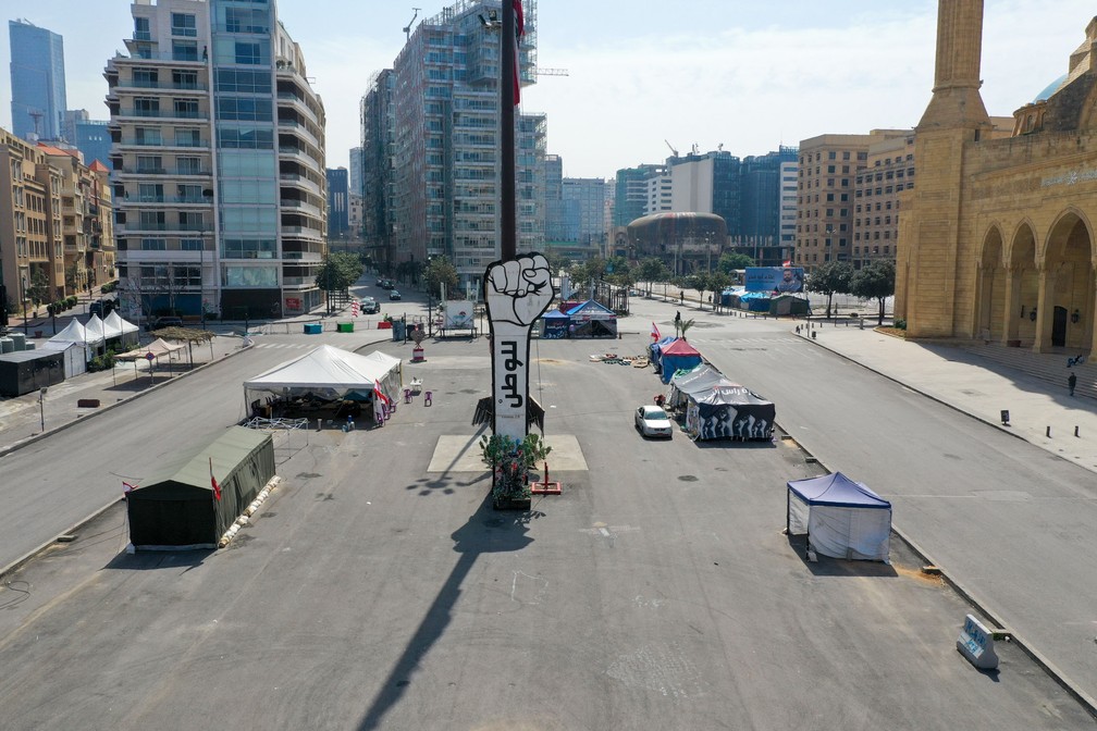 BEIRUTE - Vista aérea mostra a Praça dos Mártires da capital libanesa Beirute quase deserta nesta quinta-feira (26) durante a crise provocada pela epidemia do novo coronavírus  — Foto: AFP