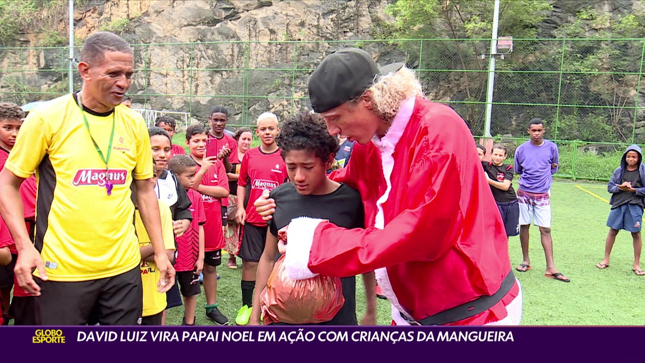 David Luiz vira papai noel em ação com crianças da Mangueira
