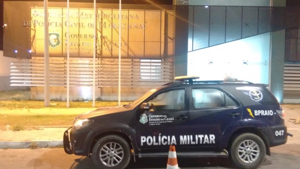 Suspeitos presos foram conduzidos à Delegacia de Maracanaú, onde foram reconhecidos pelas vítimas — Foto: Ricardo Mota/TVD