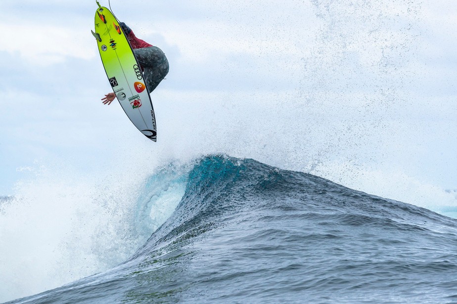 Medina vira sobre Owen no fim, vence etapa de Teahupoo e encosta em Filipinho