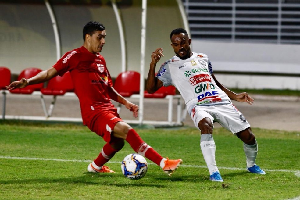 Alisson Farias em ação contra o Operário-PR — Foto: Felipe Nyland/ Gazeta de Alagoas