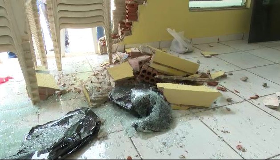 Carro invadiu igreja e quebrou a parede — Foto: Reprodução Rede Amazônica Acre