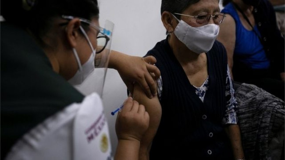 Governo tem sido criticado pela lentidão no lançamento de vacinas — Foto: EPA via BBC