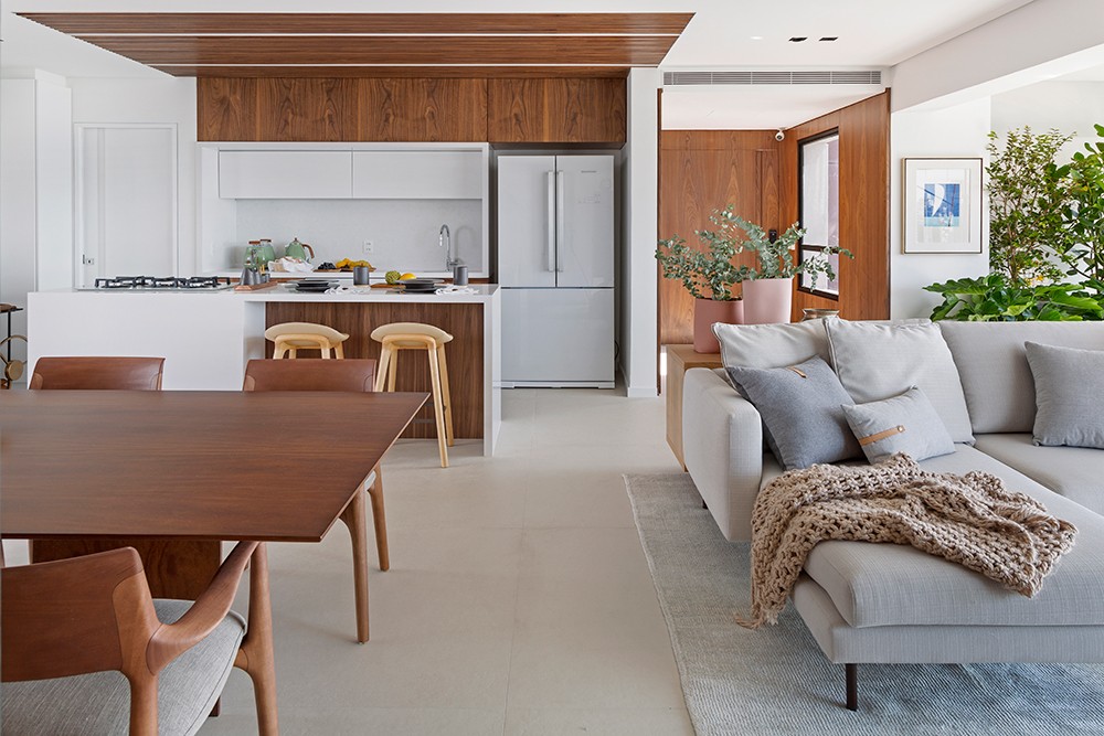 INTEGRATION |  The use of wood combined with white brings warmth to the decoration (Photo: Julia Ribeiro / Disclosure)