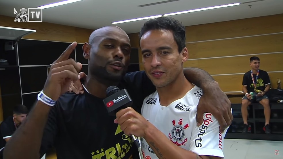 Jadson entrevistando Vagner Love no vestiário do Corinthians — Foto: Reprodução