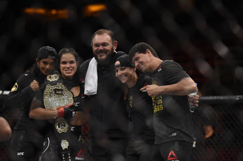 Amanda Nunes comemora com a equipe a manutenção do cinturão (Foto: André Durão)
