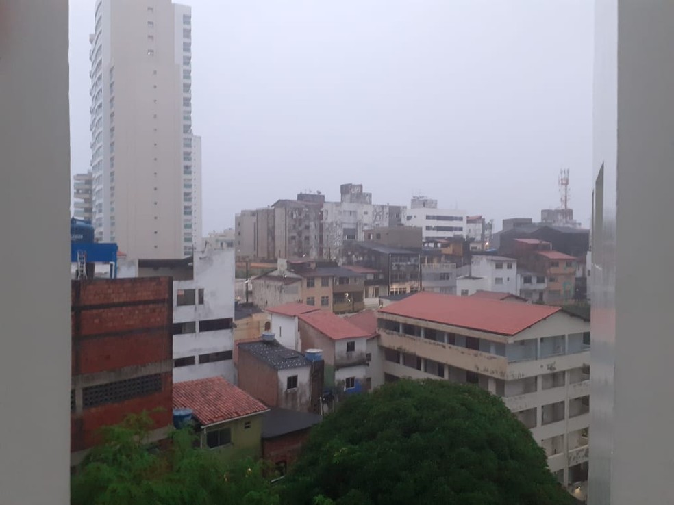 Chuva em Salvador nesta quarta-feira (13) &mdash; Foto: Reprodu&ccedil;&atilde;o/TV Bahia
