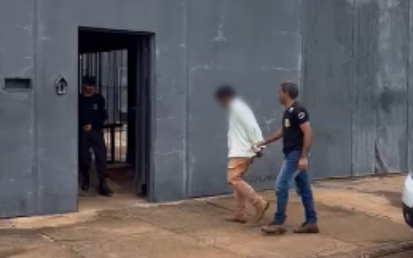 Homem é preso suspeito de sequestrar a ex com ajuda de dois comparsas e a agredir, em Goiás