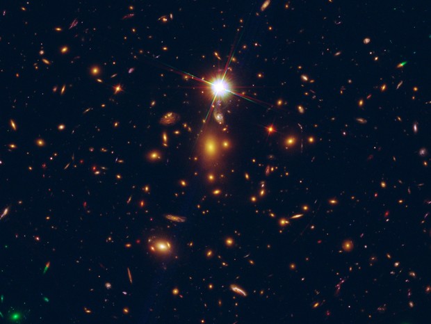 Imagem que o Hubble fez da estrela Earendel, a mais distante conhecida (Foto: @CosmicSprngJWST)