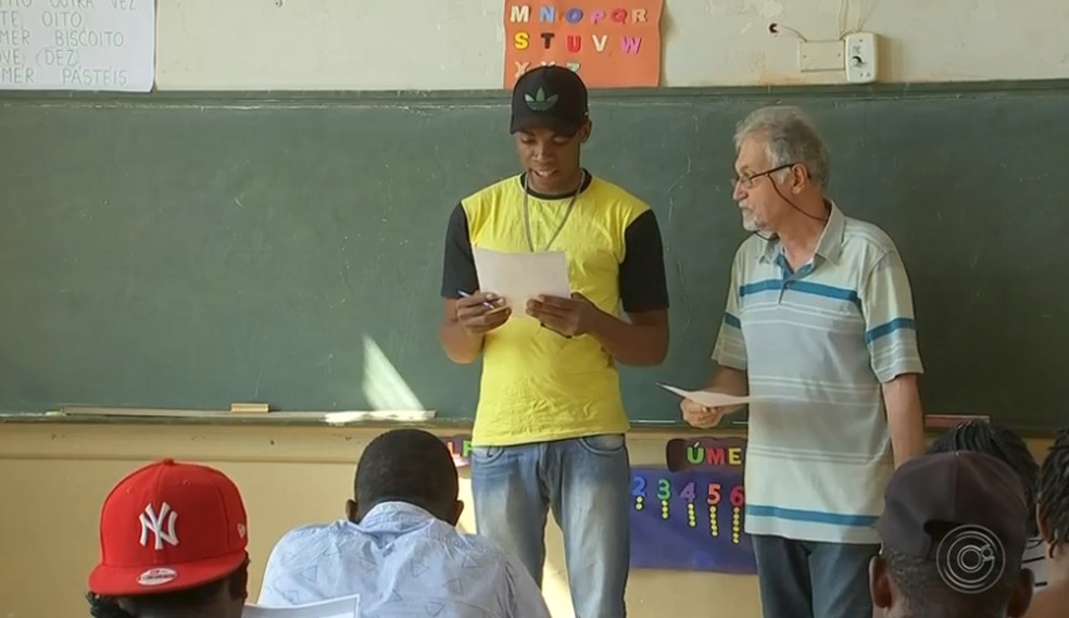 Professor aposentado de Pereiras ensina língua portuguesa para imigrantes haitianos — Foto: Reprodução/TV TEM