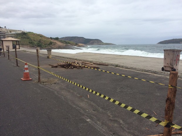Defesa Civil interditou parte da calçada da Praia de Piratininga, em Niterói (Foto: Matheus Rodrigues / G1)