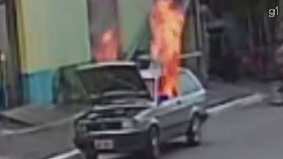 Carro pegando fogo em frente ao Conselho Tutelar — Foto: Reprodução