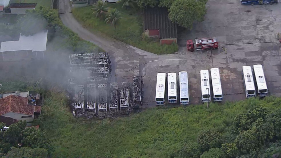 Dez ônibus escolares ficam destruídos após incêndio em Santa Cruz  — Foto: Reprodução/TV Globo 
