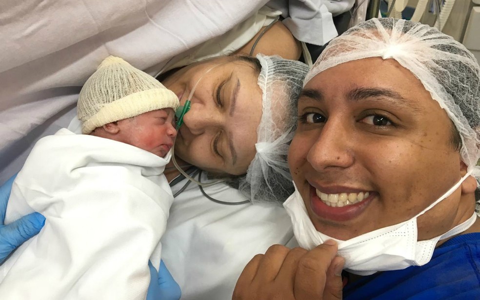 O analista financeiro Marcelo das Neves Júnior e a mãe, Valdira das Neves, com um dos bebês — Foto: Arquivo Pessoal