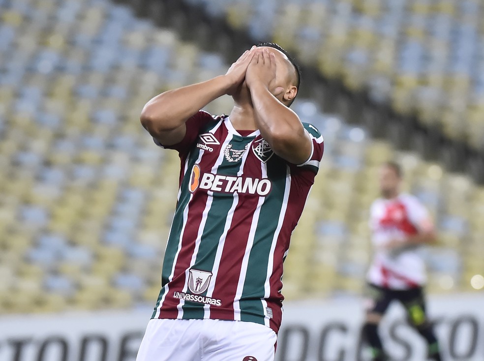 Marlon lamenta chance clara perdida logo no primeiro minuto de jogo — Foto: André Durão