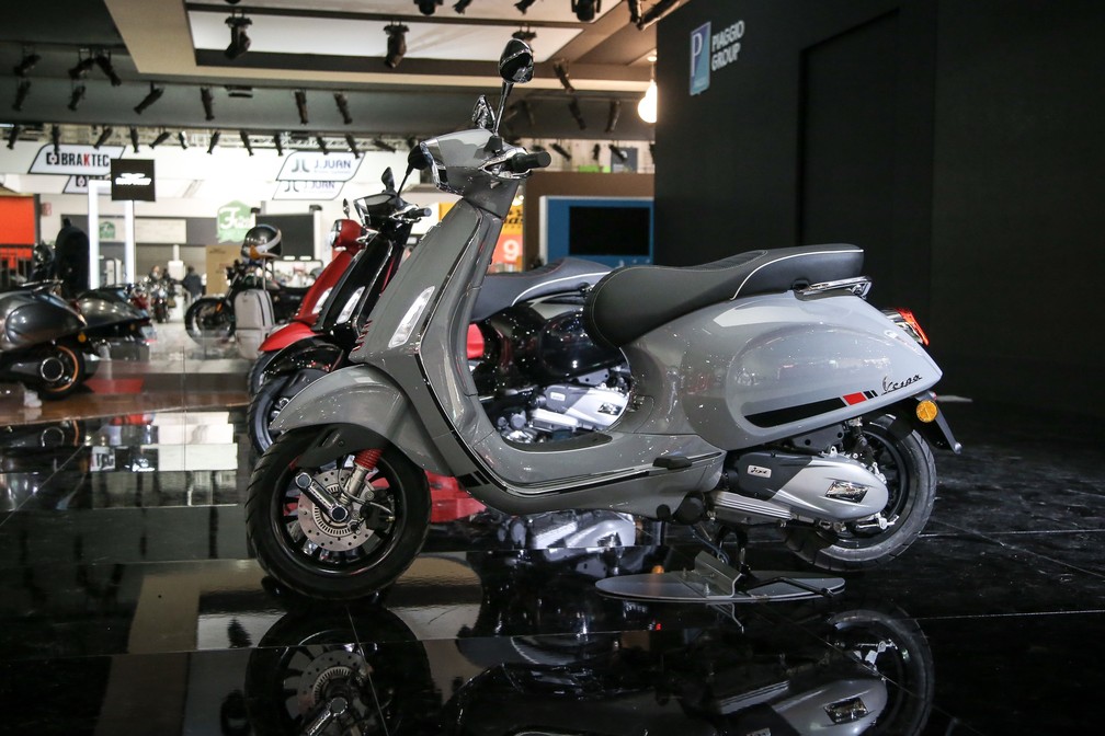 Vespa Elletrica é uma versão moderna de um clássico (Foto: Eicma/Divulgação)