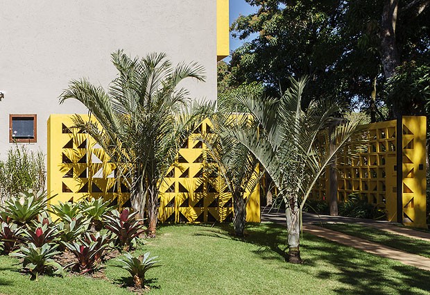 Muro amarelo de cobogó, criado pelo Domo Arquitetos, na casa da atriz e produtora de eventos Narcisa Leão (Foto: Victor Affaro/Editora Globo)