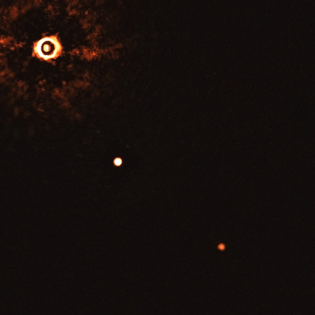 Imagem feita pelo conjunto de telescópios VLT capta sistema com estrala semelhante ao Sol  — Foto: ESO/Bohn ET AL