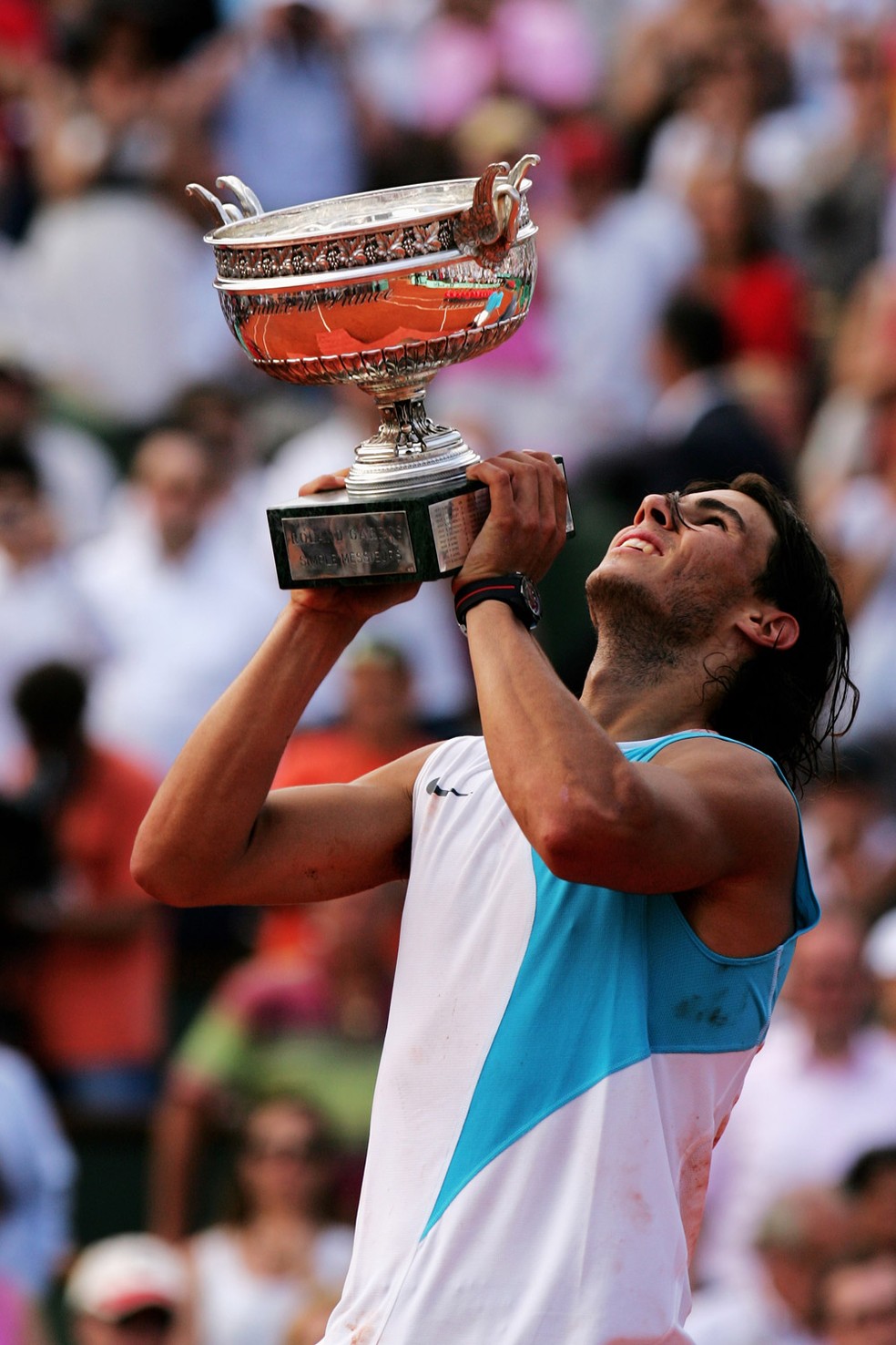 2007 - Aos 21 anos, mais uma vitória sobre Roger Federer e o tricampeonato em Roland Garros — Foto: Getty Images 