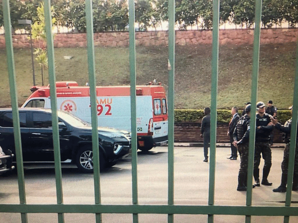 Equipe de apoio aguarda chegada de presidente Bolsonaro em Congonhas  — Foto: Reprodução/GloboNews