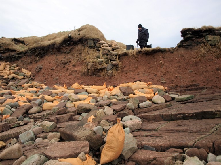 Para tentar preservar a área, arqueólogos colocam sacos de areia sobre túmulos (Foto: ORCA Archaelogy)