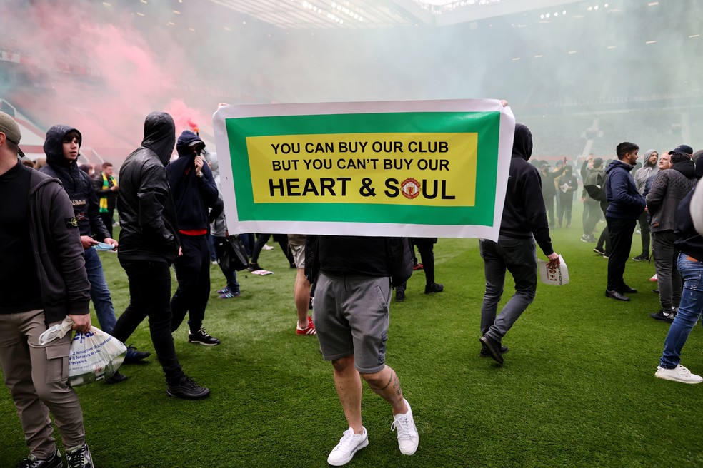 "Vocês podem comprar nosso clube, mas não o nosso coração e alma", diz faixa — Foto: Reuters