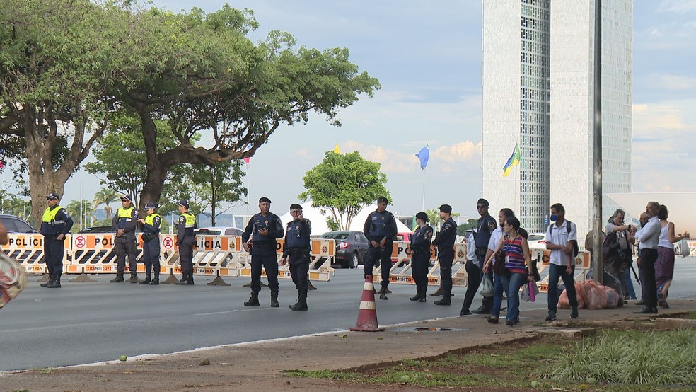 Via bloqueada na Esplanada dos Ministérios nesta segunda-feira (31), pós eleições do 2º turno — Foto: TV Globo/Reprodução